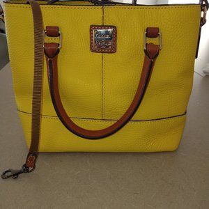 New Dooney & Bourke Mustard 100% Pebble Leather Purse With Shoulder Strap